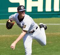 キャッチボールするルーカス（撮影・山口登）