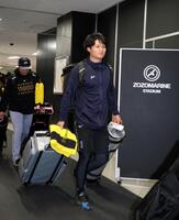 球場入りする森下（撮影・山口登）