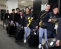 球場入りする坂本（中央）＝撮影・山口登