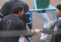 西岡コーチ（右）と握手をする森下（撮影・佐々木彰尚）