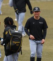 ドリスに声を掛けられる森下（撮影・金田祐二）