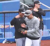 井上（右）を攻撃する森下（撮影・佐々木彰尚）