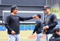 チームに合流した森下（左）と佐藤輝（撮影・山口登）