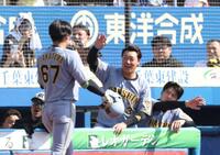 ３回、２ランを放ち、大山（中央）、才木（右）らに出迎えられる高寺（撮影・佐々木彰尚）