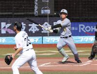 ３回、右越えに逆転２ランを放つ高寺（撮影・金田祐二）