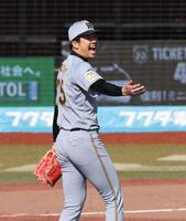 ５回、小川を三飛にしとめ声を出す才木（撮影・金田祐二）