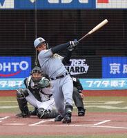 １回、三塁線にファウルを放つ森下（撮影・金田祐二）