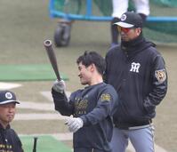 藤川監督（右）と話す坂本（撮影・佐々木彰尚）