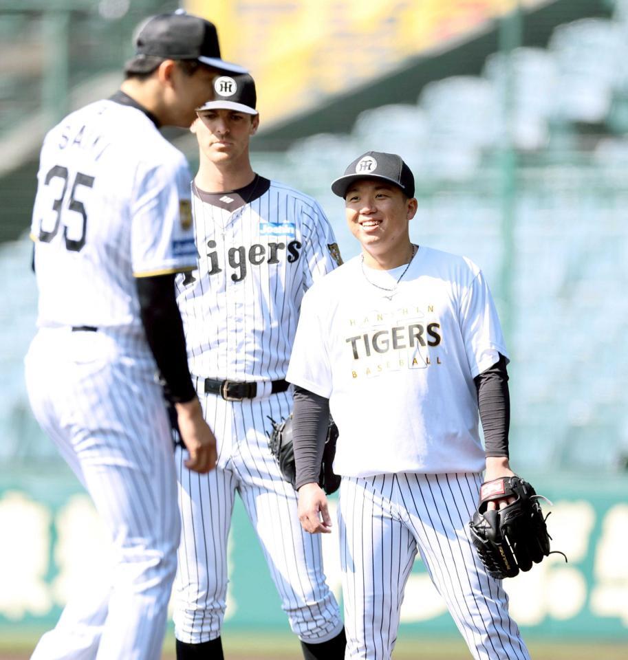 　練習中、笑顔を見せる村上（右）