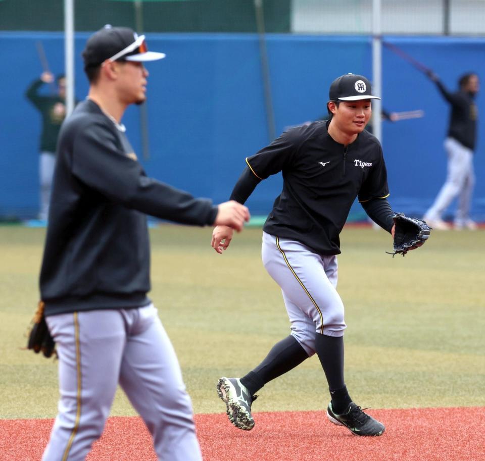 ノックを受ける森下（左は佐藤輝）＝撮影・山口登