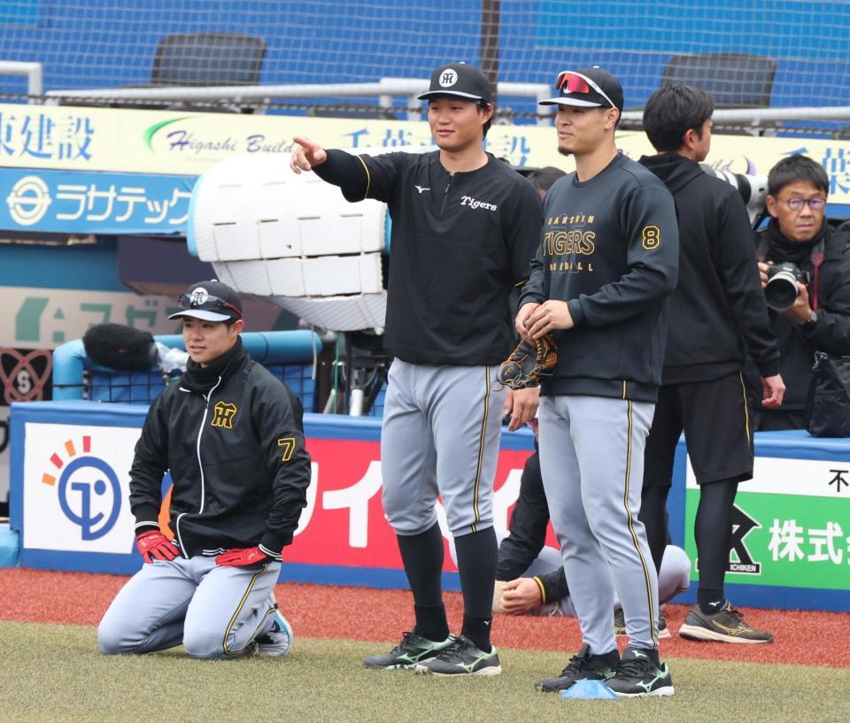 合流した森下、佐藤輝（撮影・金田祐二）