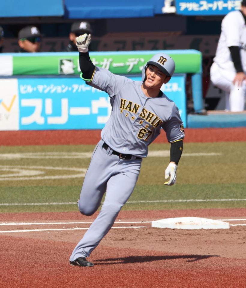 ３回、右越えに逆転２ランを放ち喜ぶ高寺（撮影・金田祐二）