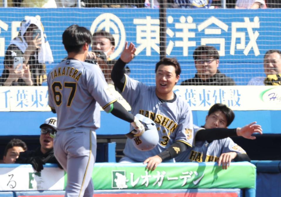 ３回、２ランを放ち、大山（中央）、才木（右）らに出迎えられる高寺（撮影・佐々木彰尚）