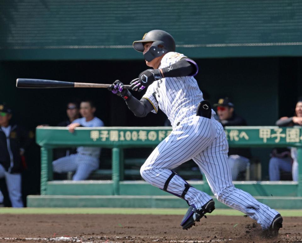 ２回、左前打を放つ西純（撮影・立川洋一郎）