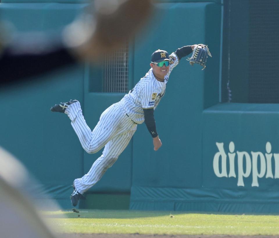 ８回、代打・野上の右前打を処理し、二走・窪田を本塁でアウトにする右翼手・西純（撮影・立川洋一郎）