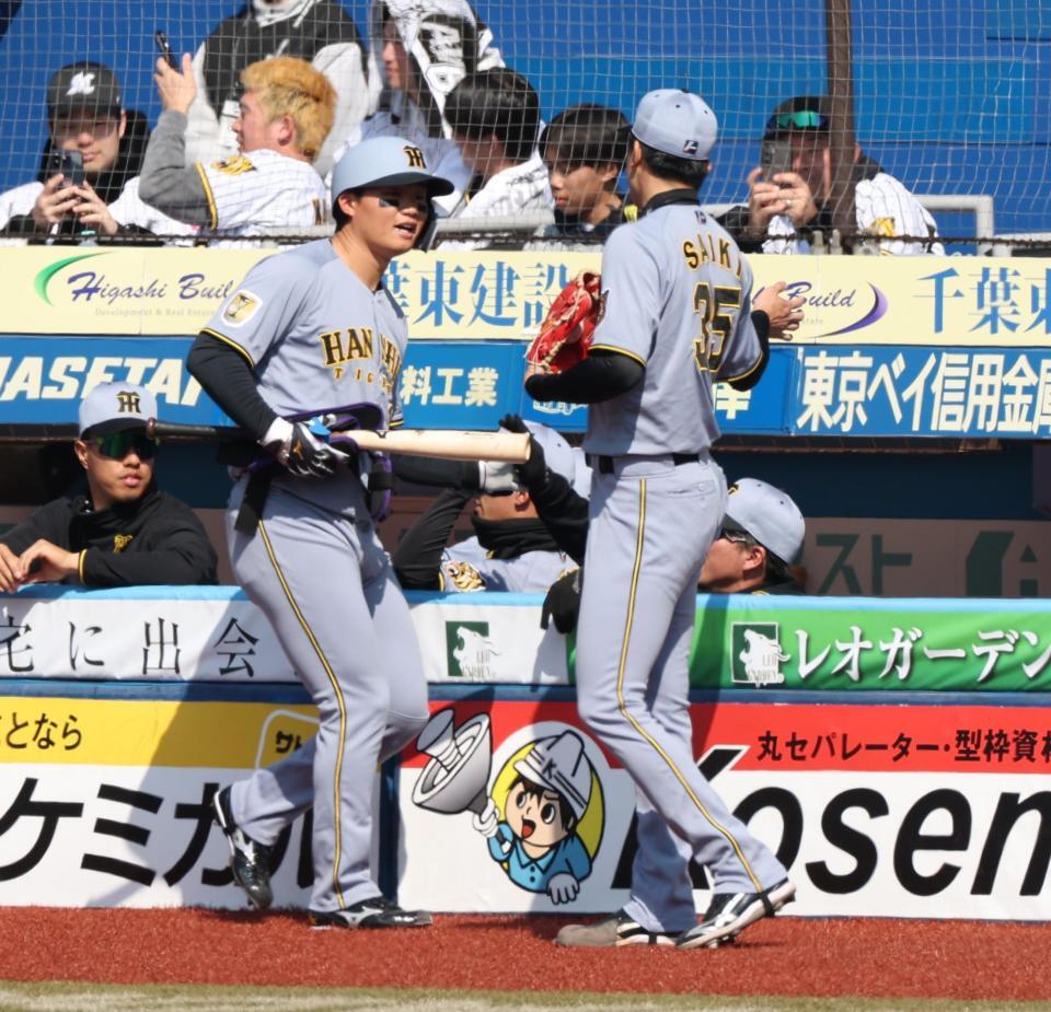 ３回、四球を選んで交代し才木に迎えられる森下（撮影・金田祐二）