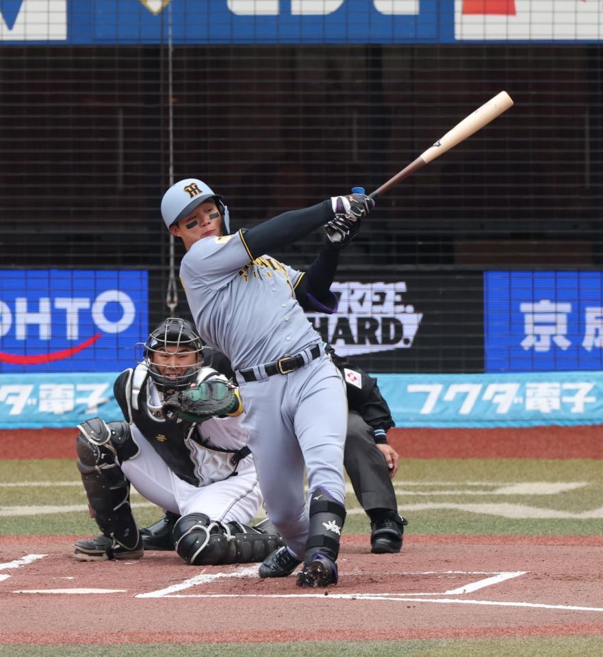 １回、三塁線にファウルを放つ森下（撮影・金田祐二）