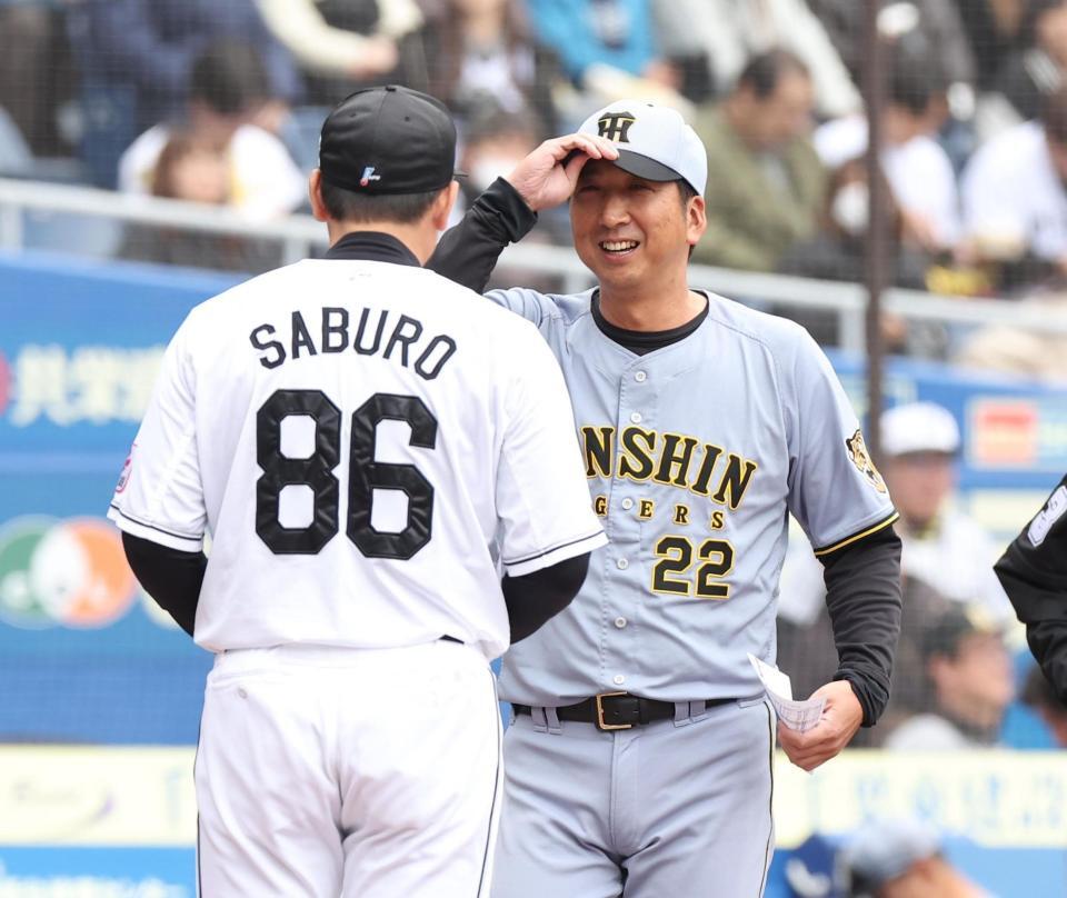 メンバー表を交換する藤川監督（撮影・佐々木彰尚）