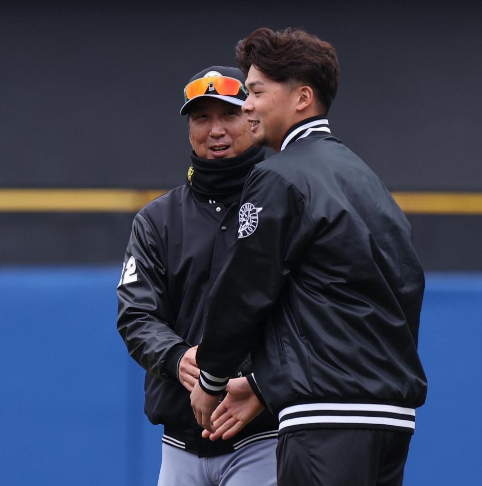 井上（右）からあいさつされた藤川監督（撮影・佐々木彰尚）