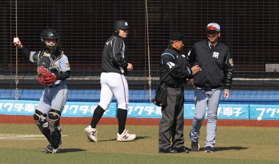 選手交代を告げる藤川監督。左は坂本（撮影・金田祐二）