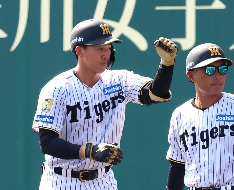 ２回、左前打を放ちベンチへ向かってポーズを見せる立石（撮影・立川洋一郎）