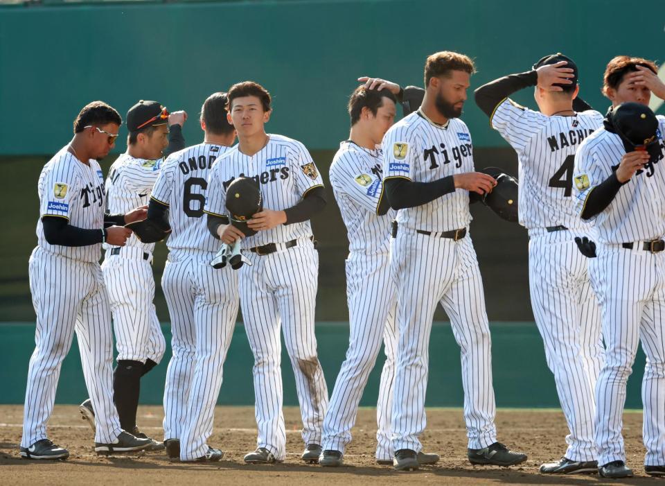 スタンドのファンへのあいさつを終えて引き揚げる立石（中央左）ら阪神ナイン（撮影・立川洋一郎）