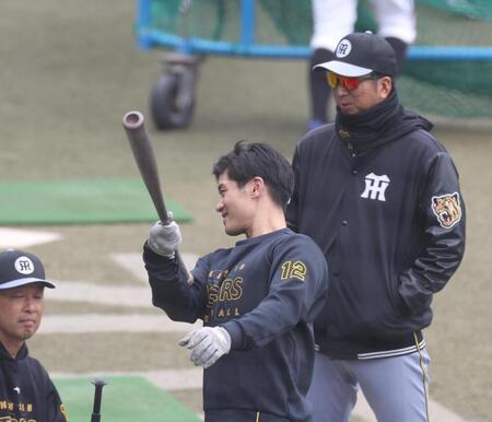 藤川監督（右）と話す坂本（撮影・佐々木彰尚）