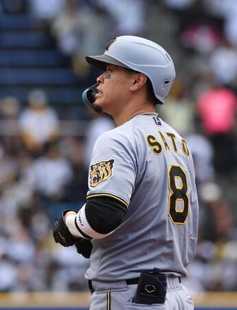 １回、二ゴロに倒れた佐藤輝（撮影・佐々木彰尚）