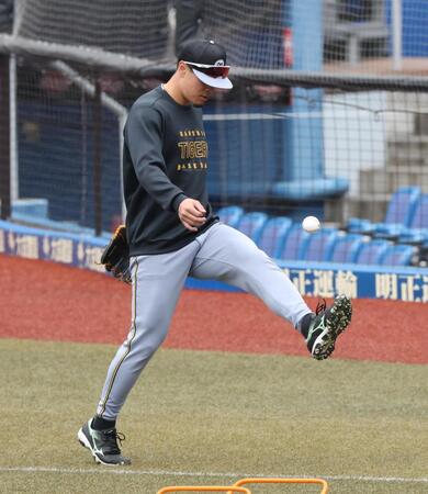調整する阪神・佐藤輝明＝ＺＯＺＯマリン（撮影・金田祐二）
