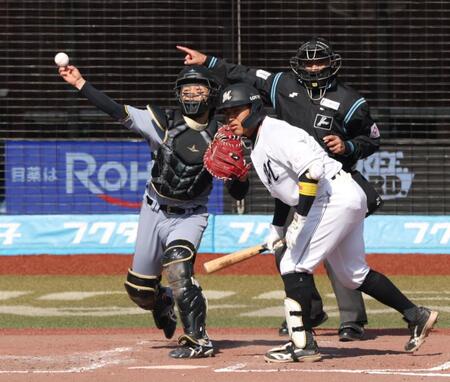 ５回、松川のとき飛び出した二走をけん制する坂本（撮影・金田祐二）