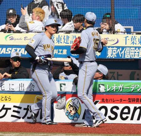 ３回、四球を選んで交代し才木に迎えられる森下（撮影・金田祐二）