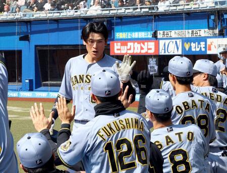 　ナインの出迎えを受ける高寺（撮影・山口登）