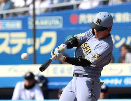 ３回、右越えに逆転２ランを放つ高寺（撮影・山口登）