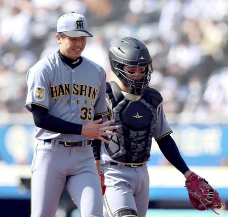 　４回を終え、坂本（右）とベンチに戻る才木（撮影・山口登）