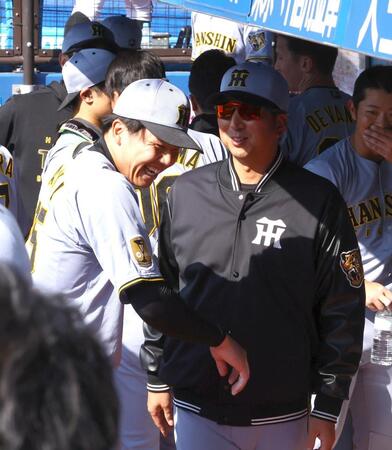 先発し好投した才木（左）に声を掛ける藤川監督（撮影・山口登）