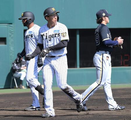 ２回、コンスエグラの適時打で生還した立石。右はオリックス片山（撮影・金居みつよし）