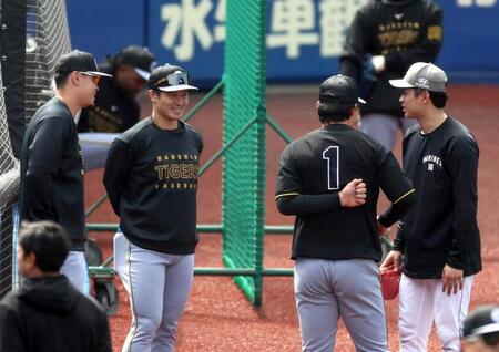 試合前、談笑する（左から）佐藤輝、坂本、森下、ロッテ・種市（撮影・山口登）