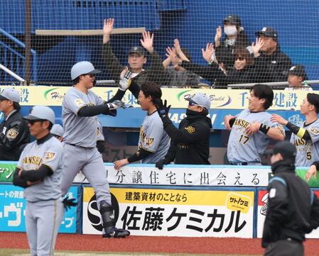 ３回、左越え２ランを放ちナインに迎えられる森下（撮影・金田祐二）