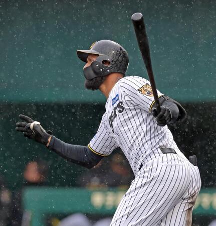 ４回、適時打を放つコンスエグラ（撮影・立川洋一郎）