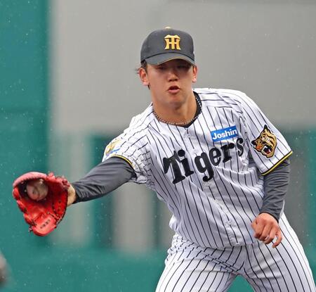 ４回、宜保の打球をキャッチする門別（撮影・立川洋一郎）