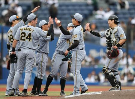 ロッテに勝利しタッチする岩崎（中央右）ら（撮影・山口登）