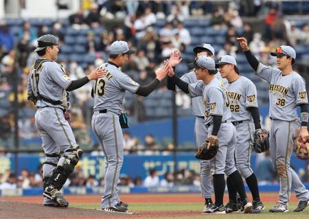 勝利に喜ぶ阪神ナイン（撮影・佐々木彰尚）