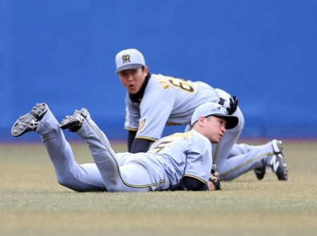 ３回、近本は高部の飛球を好捕する（後方は中川）＝撮影・山口登