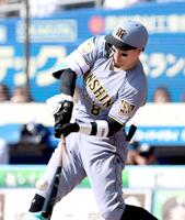 　３回、佐藤輝は二ゴロに倒れる（撮影・山口登）