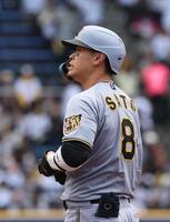 １回、二ゴロに倒れた佐藤輝（撮影・佐々木彰尚）