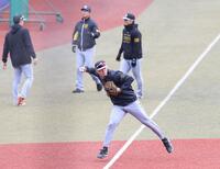 ノックを受けた佐藤輝（撮影・佐々木彰尚）