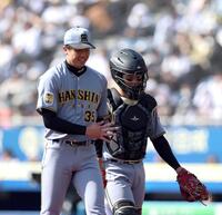 ４回を終え、話しながらベンチに戻る才木（左）と坂本（撮影・山口登）