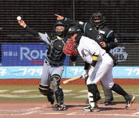 ５回、松川のとき飛び出した二走をけん制する坂本（撮影・金田祐二）