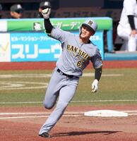 　３回、逆転２ランを放ち喜ぶ高寺（撮影・金田祐二）