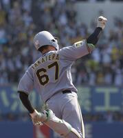 ３回、高寺は右越えに２ランを放つ（撮影・佐々木彰尚）